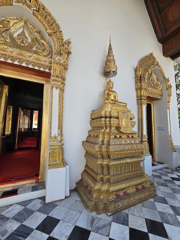 佛統府景點推薦：Wat Samphran 蟠龍寺、佛統大塔交通行程，火山蝦噴火秀大啖海鮮