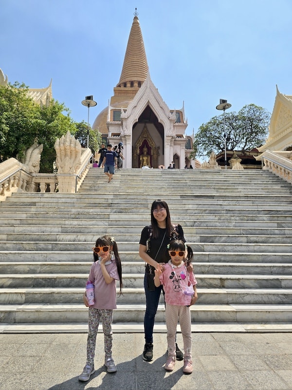 佛統府景點推薦：Wat Samphran 蟠龍寺、佛統大塔交通行程，火山蝦噴火秀大啖海鮮