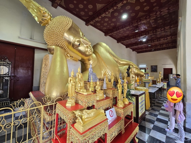 佛統府景點推薦：Wat Samphran 蟠龍寺、佛統大塔交通行程，火山蝦噴火秀大啖海鮮