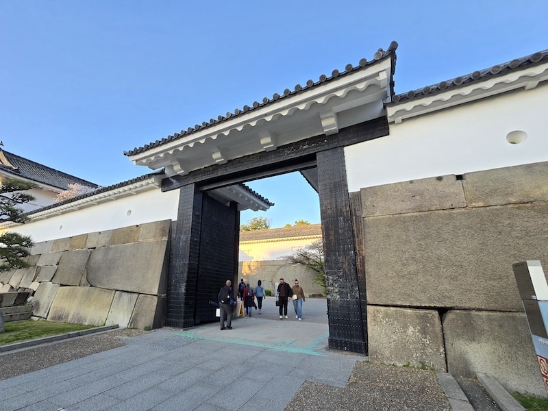 大阪城公園櫻滿開:西之丸庭園與天守閣的粉嫩協奏曲,再訪利久牛舌重溫炭火香 - 第9張圖 大阪城公園櫻滿開:西之丸庭園與天守閣的粉嫩協奏曲,再訪利久牛舌重溫炭火香