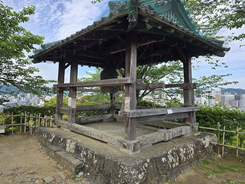 【四國高知旅遊】登頂日本現存天守「高知城」，弘人市場必吃「明神丸」炙燒鰹魚！