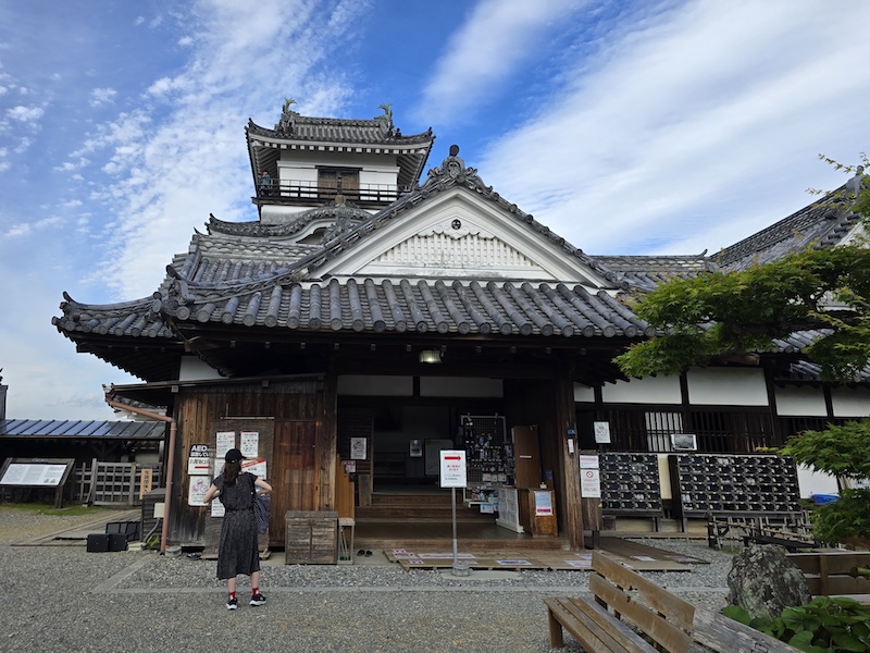 【四國高知旅遊】登頂日本現存天守「高知城」，弘人市場必吃「明神丸」炙燒鰹魚！