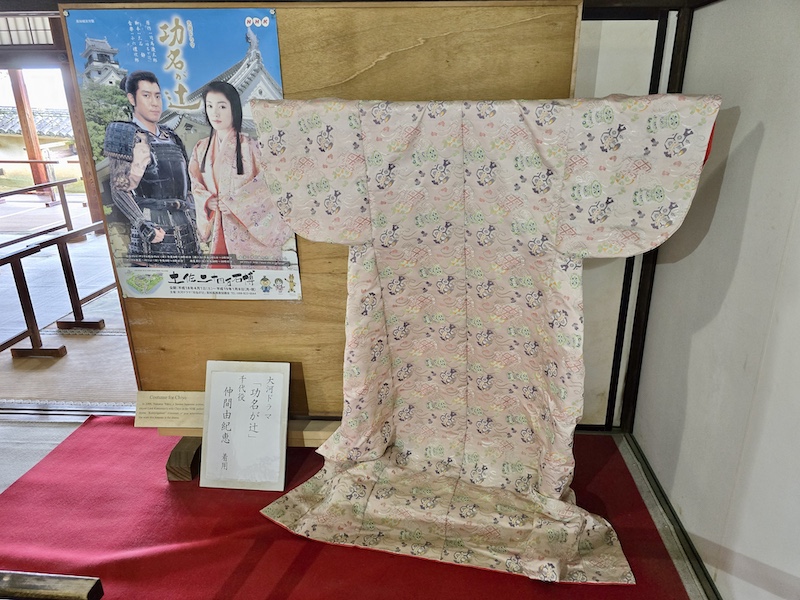【四國高知旅遊】登頂日本現存天守「高知城」，弘人市場必吃「明神丸」炙燒鰹魚！