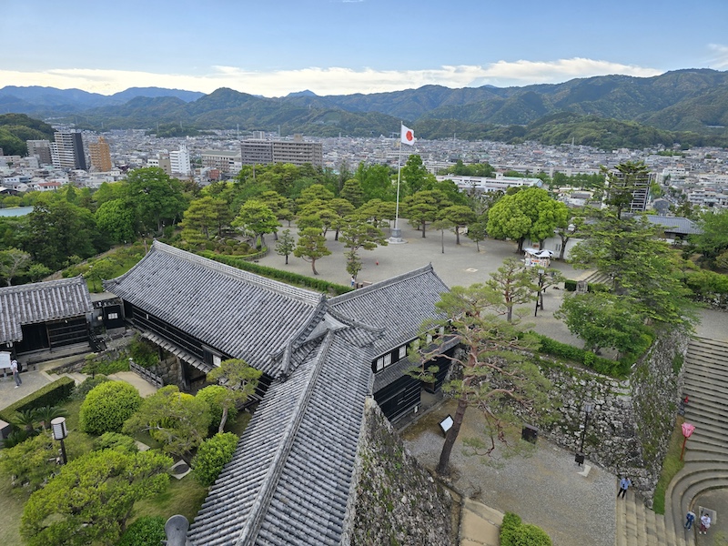 【四國高知旅遊】登頂日本現存天守「高知城」，弘人市場必吃「明神丸」炙燒鰹魚！