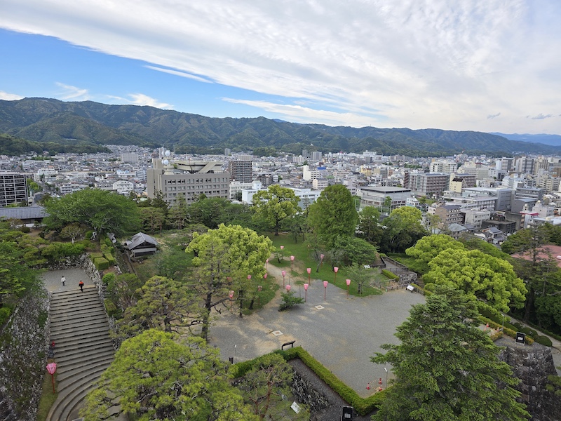 【四國高知旅遊】登頂日本現存天守「高知城」，弘人市場必吃「明神丸」炙燒鰹魚！