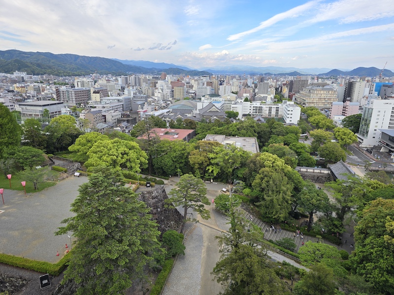 【四國高知旅遊】登頂日本現存天守「高知城」，弘人市場必吃「明神丸」炙燒鰹魚！