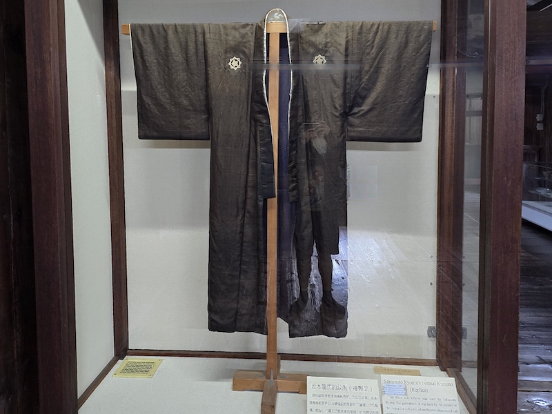 【四國高知旅遊】登頂日本現存天守「高知城」，弘人市場必吃「明神丸」炙燒鰹魚！