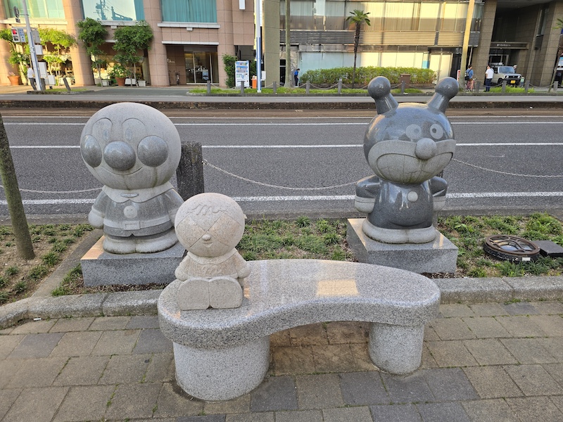 【四國高知旅遊】登頂日本現存天守「高知城」，弘人市場必吃「明神丸」炙燒鰹魚！
