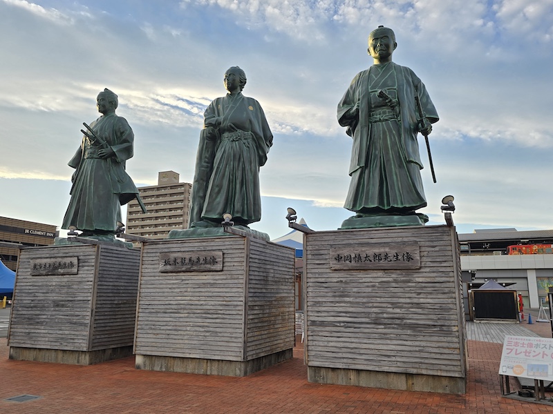 【四國高知旅遊】登頂日本現存天守「高知城」，弘人市場必吃「明神丸」炙燒鰹魚！