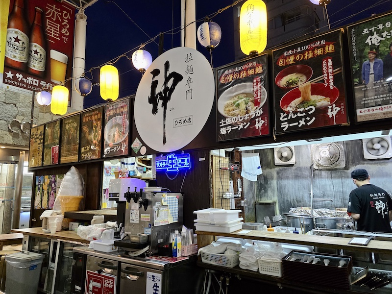 【四國高知旅遊】登頂日本現存天守「高知城」，弘人市場必吃「明神丸」炙燒鰹魚！